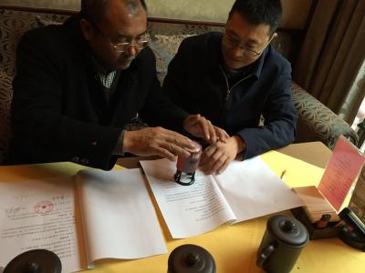 公司总经理与四川农业大学赖松家教授签署科研协议